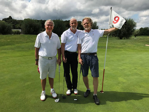 Auf dem Grün der Bahn neun