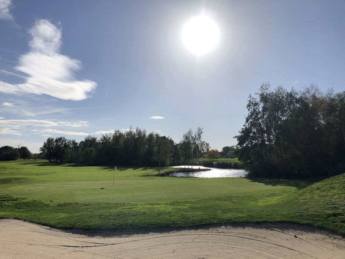 Bunker mit See im Hintergrund